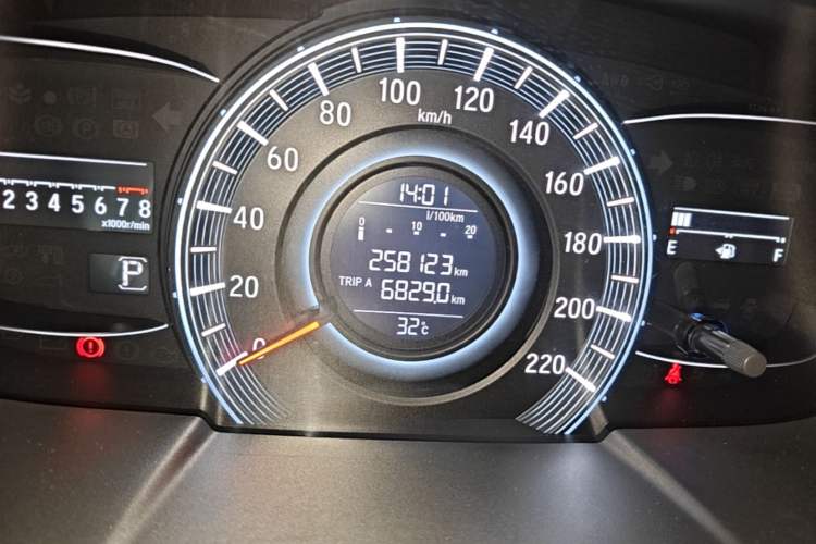 Used Honda Odyssey 2018 2.4L Luxury Edition Odometer Close Up