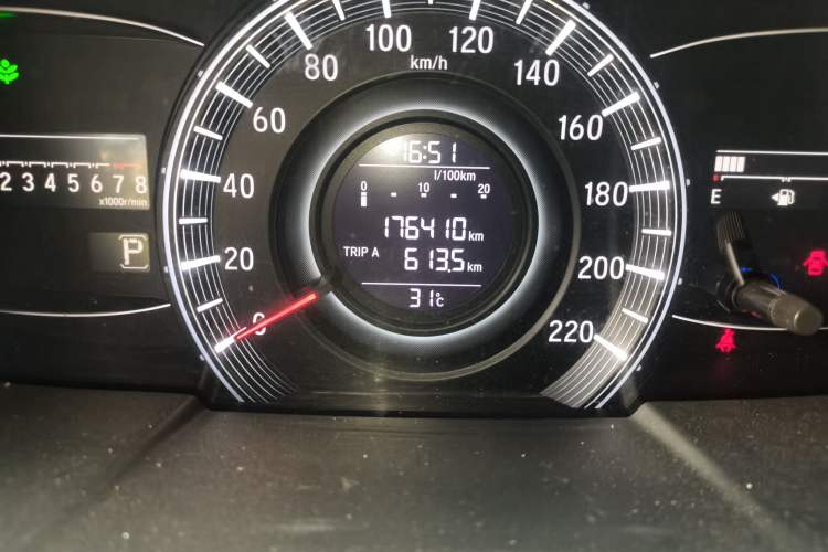 Used Honda Odyssey 2018 2.4L Luxury Edition Odometer Close Up