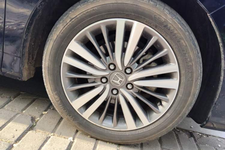 Used Honda Odyssey 2018 2.4L Luxury Edition Right Front Wheel Hub