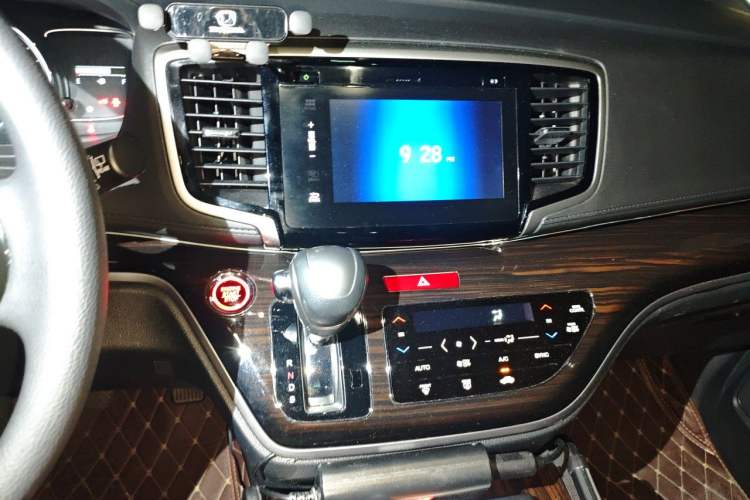 Used Honda Odyssey 2018 2.4L Luxury Edition Audio And AC Panel