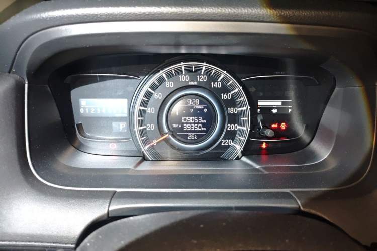 Used Honda Odyssey 2018 2.4L Luxury Edition Odometer Close Up