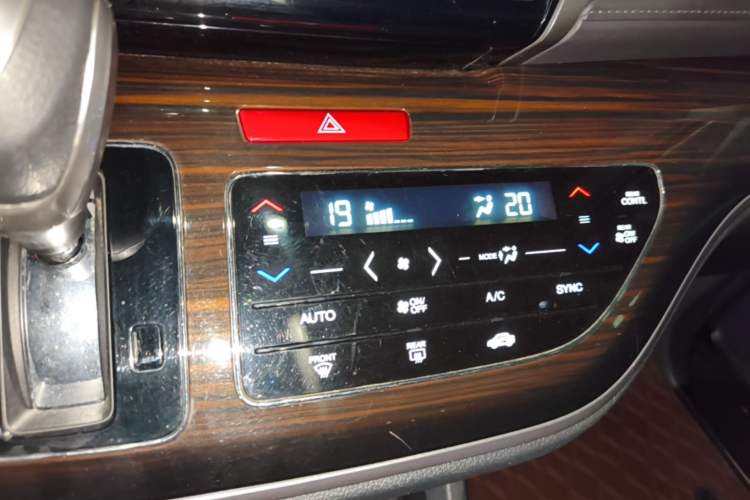 Used Honda Odyssey 2018 2.4L Luxury Edition Audio And AC Panel