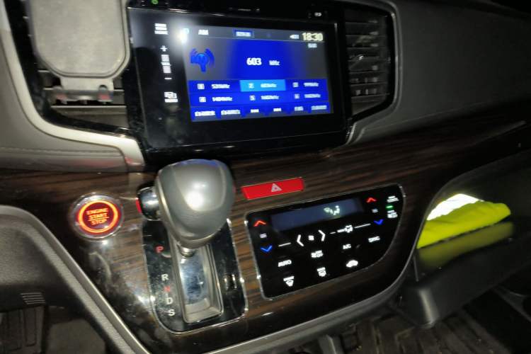Used Honda Odyssey 2018 2.4L Luxury Edition Audio And AC Panel