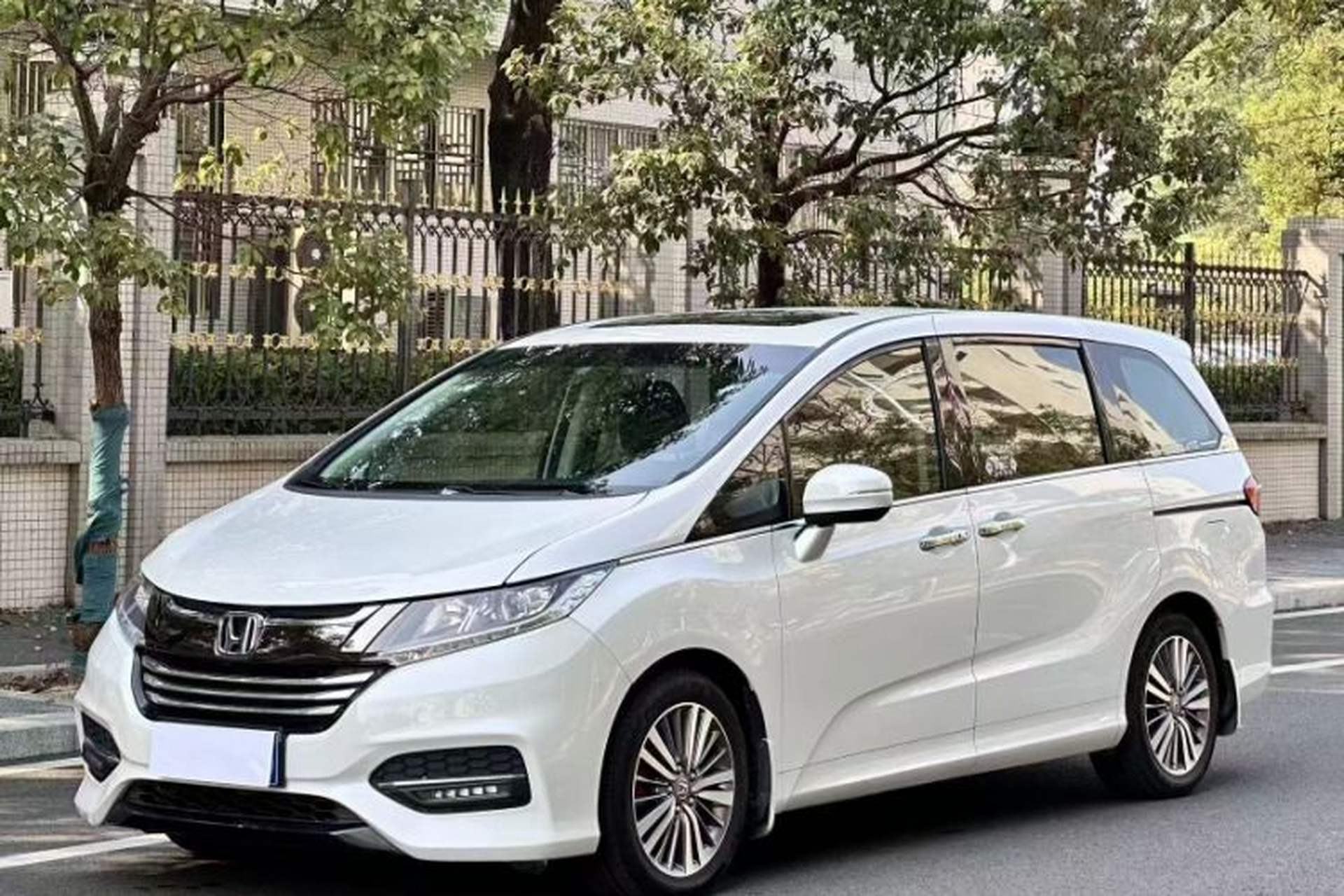 Used Honda Odyssey 2018 2.4L Luxury Edition Front Left 45 Deg