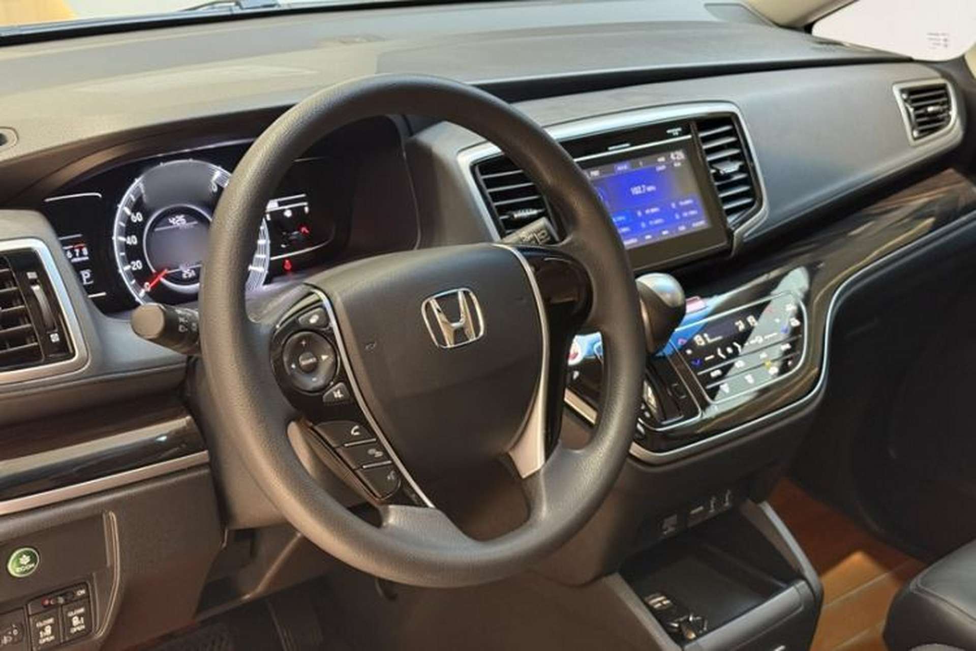 Used Honda Odyssey 2018 2.4L Luxury Edition Interior 2