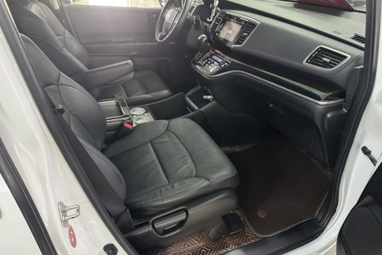 Used Honda Odyssey 2018 2.4L Luxury Edition Interior 8
