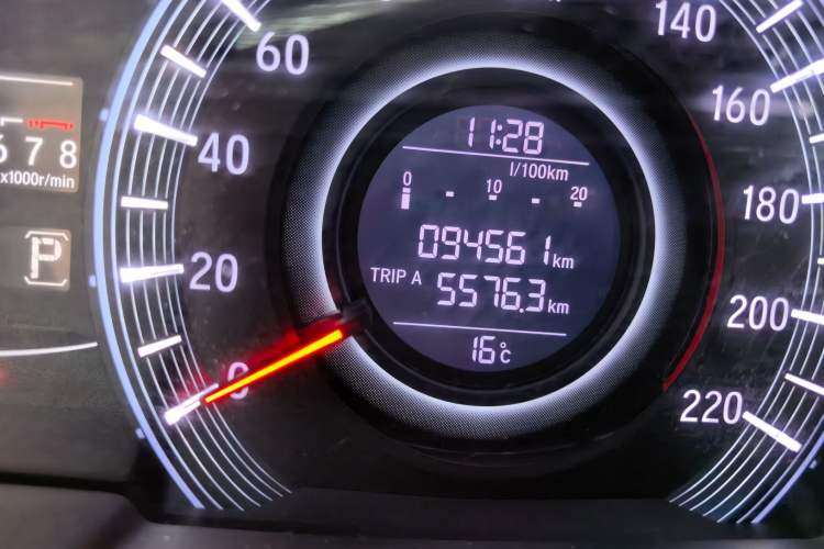 Used Honda Odyssey 2018 2.4L Luxury Edition Odometer Close Up