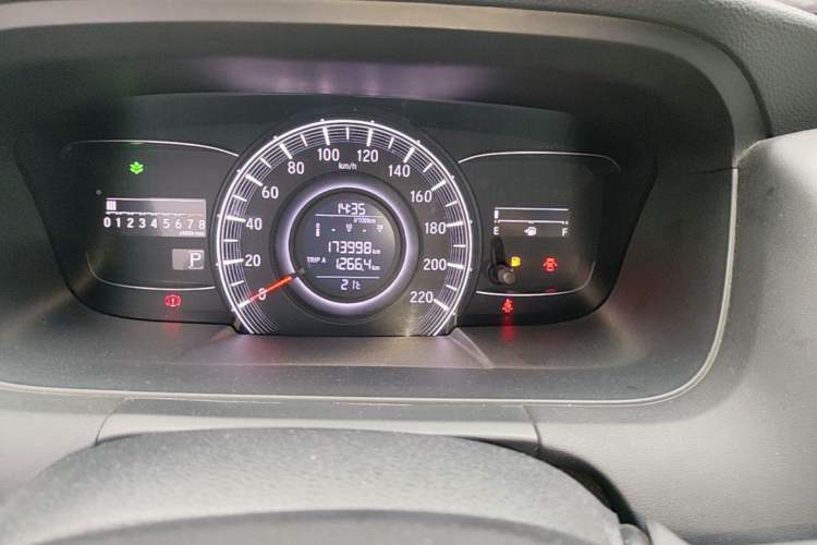 Used Honda Odyssey 2018 2.4L Luxury Edition Odometer Close Up