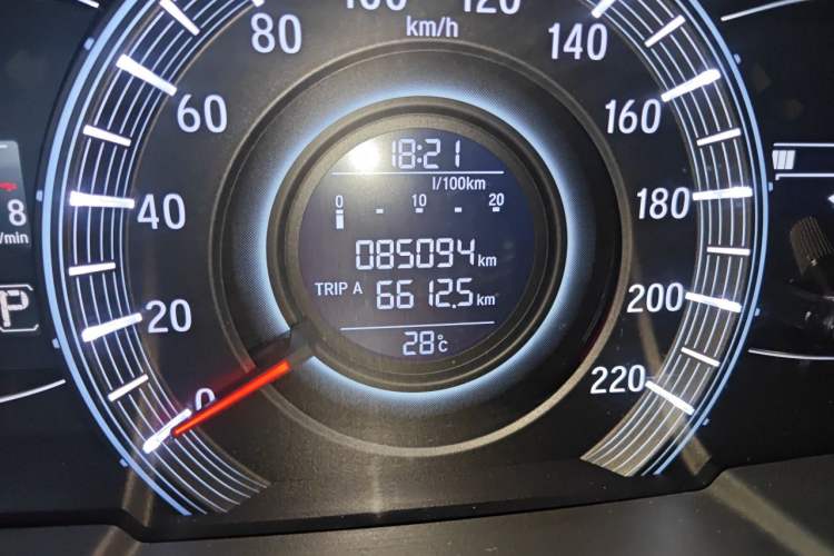 Used Honda Odyssey 2018 2.4L Luxury Edition Odometer Close Up
