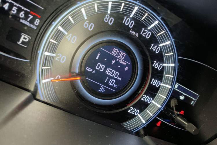 Used Honda Odyssey 2018 2.4L Luxury Edition Odometer Close Up