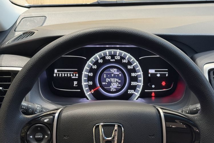 Used Honda Odyssey 2018 2.4L Luxury Edition Odometer Close Up
