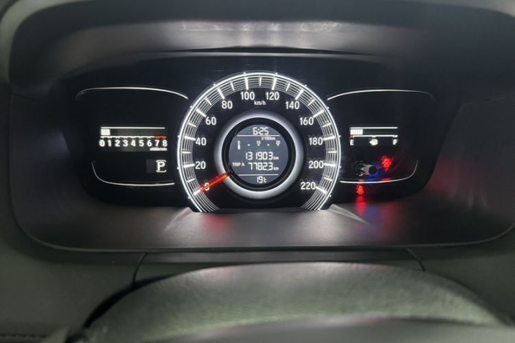 Used Honda Odyssey 2018 2.4L Luxury Edition Odometer Close Up