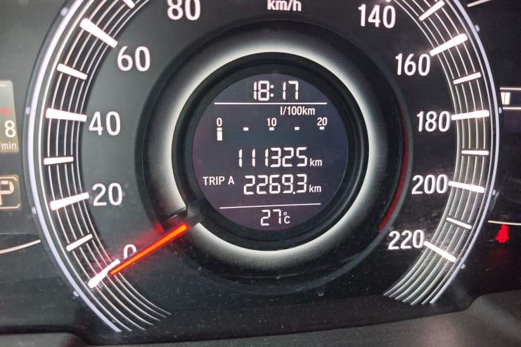Used Honda Odyssey 2018 2.4L Luxury Edition Odometer Close Up