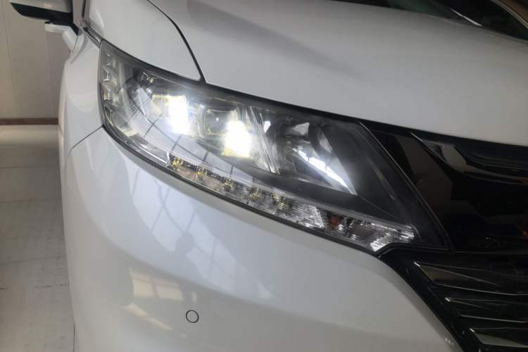 Used Honda Odyssey 2018 2.4L Smart Edition Right Front Headlight