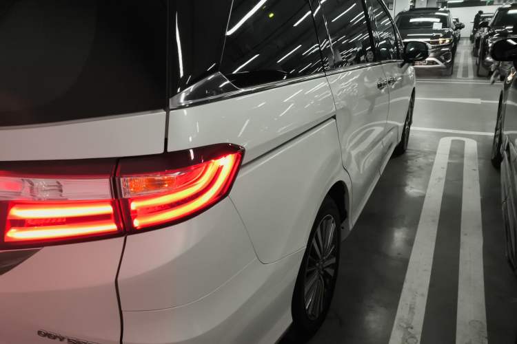 Used Honda Odyssey 2018 2.4L Smart Edition Right Rear Taillight