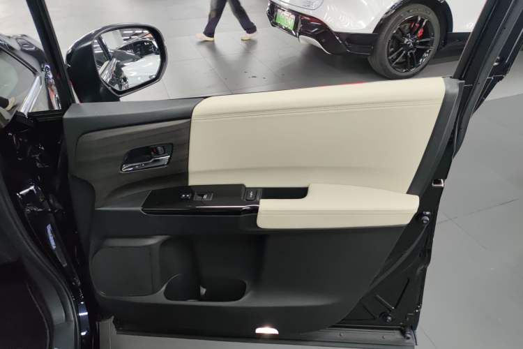 Used Honda Odyssey 2022 2.0L eHEV Prestige Four-Seater Edition Interior 5