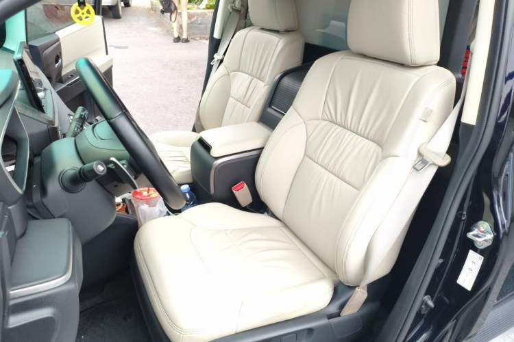 Used Honda Odyssey 2022 2.0L eHEV Prestige Four-Seater Edition Left Front Seat