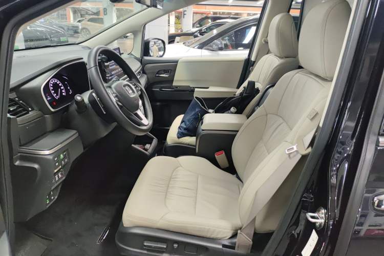 Used Honda Odyssey 2022 2.0L eHEV Prestige Four-Seater Edition Left Front Seat