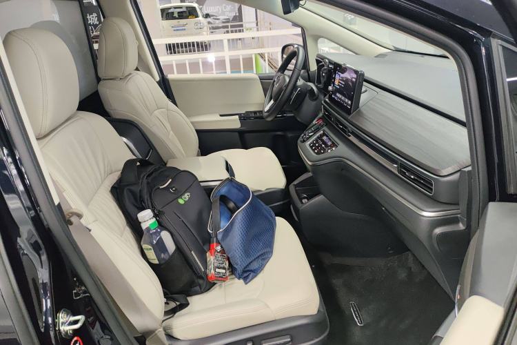 Used Honda Odyssey 2022 2.0L eHEV Prestige Four-Seater Edition Right Front Seat