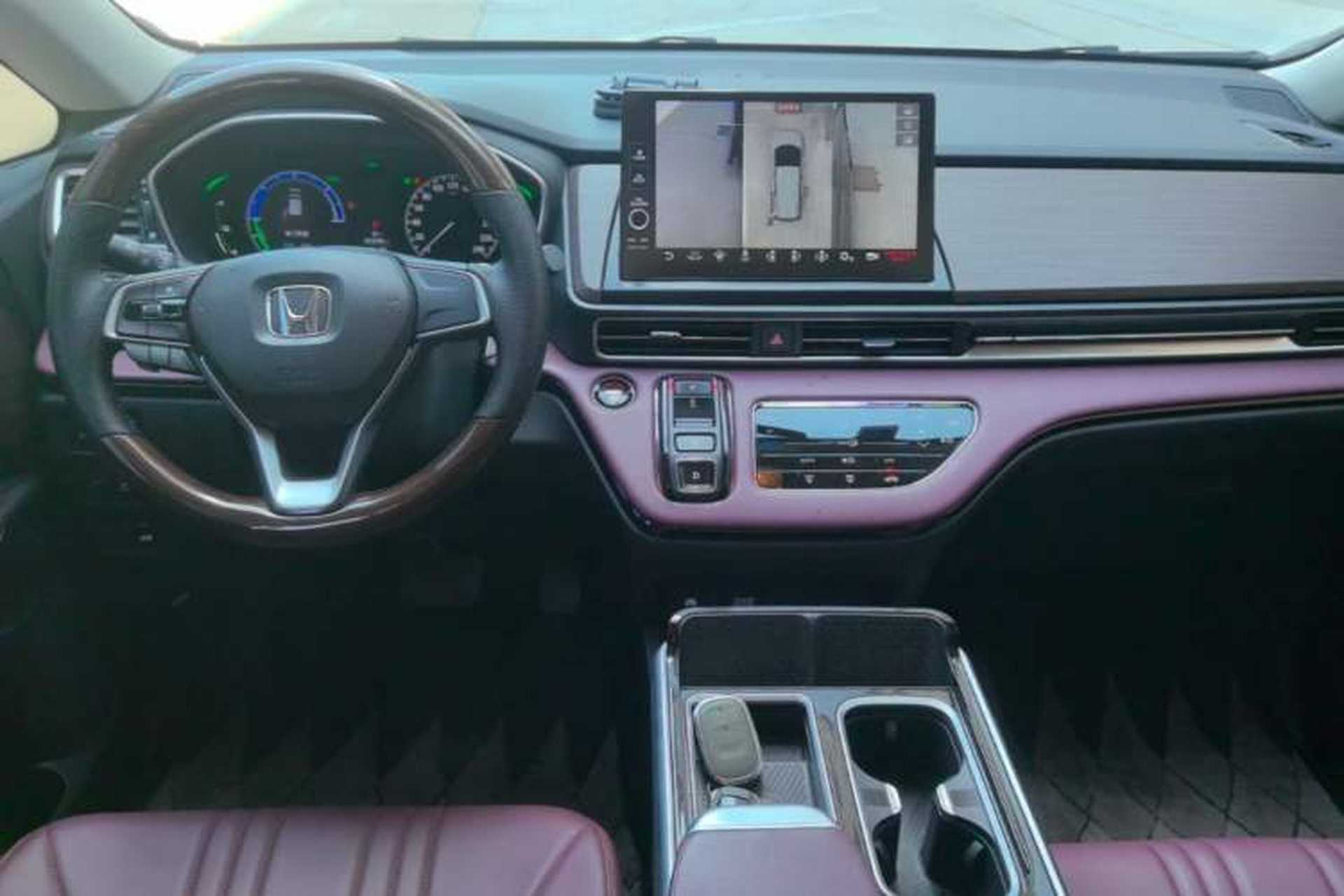Used Honda Odyssey 2024 2.0L eHEV Sharp & Enjoy Edition Center Console