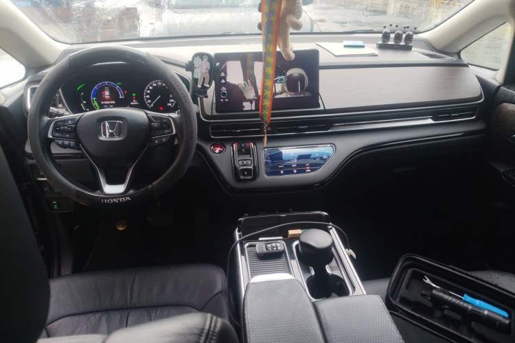 Used Honda Odyssey 2024 2.0L eHEV Sharp & Smart Edition Center Console