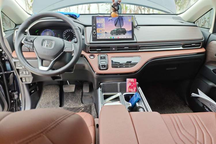 Used Honda Odyssey 2024 2.0L eHEV Sharp & Enjoy Edition Center Console