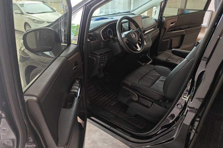 Used Honda Odyssey 2024 2.0L eHEV Sharp & Smart Edition Driver Seat