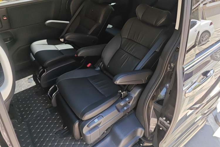 Used Honda Odyssey 2024 2.0L eHEV Sharp & Smart Edition Left Rear Seat