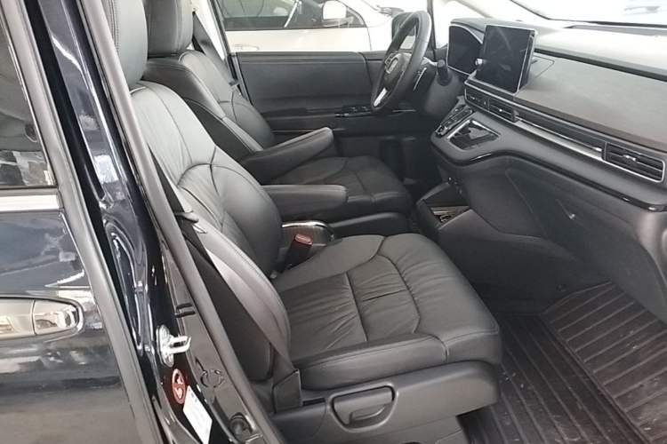 Used Honda Odyssey 2024 2.0L eHEV Sharp & Smart Edition Right Front Seat