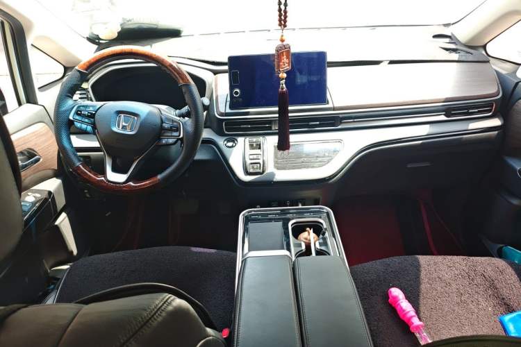 Used Honda Odyssey 2024 2.0L eHEV Sharp & Smart Edition Center Console