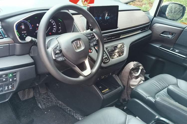 Used Honda Odyssey 2024 2.0L eHEV Sharp & Smart Edition Center Console