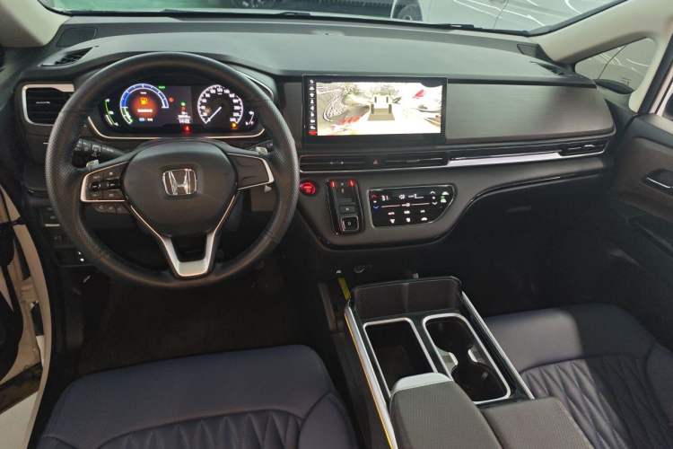 Used Honda Odyssey 2024 2.0L eHEV Sharp & Enjoy Edition Center Console
