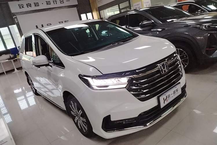 Used Honda Odyssey 2024 2.0L eHEV Sharp & Smart Edition Front Right 45 Deg