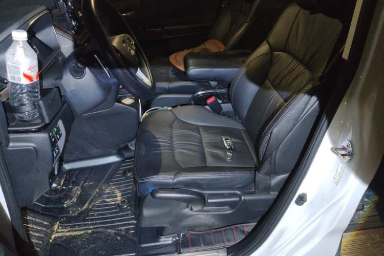 Used Honda Odyssey 2024 2.0L eHEV Sharp & Smart Edition Left Front Seat
