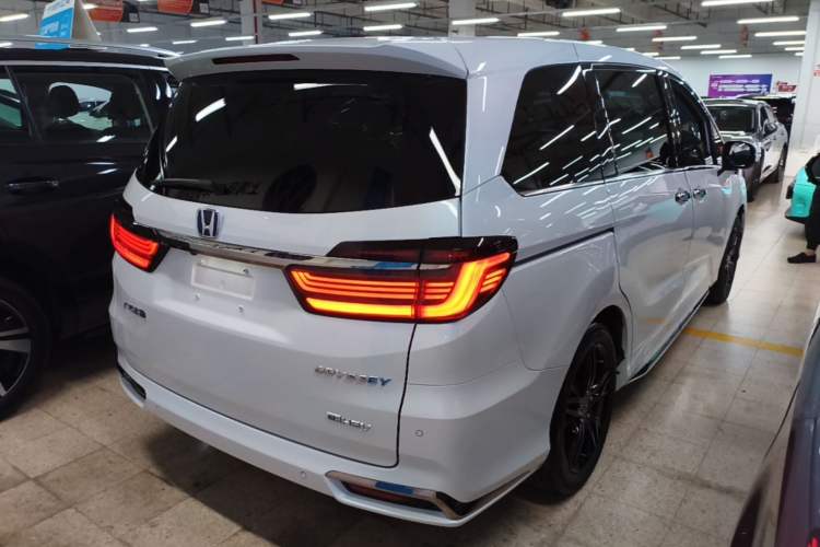 Used Honda Odyssey 2024 2.0L eHEV Sharp·Luxury Edition Rear Right 45 Deg