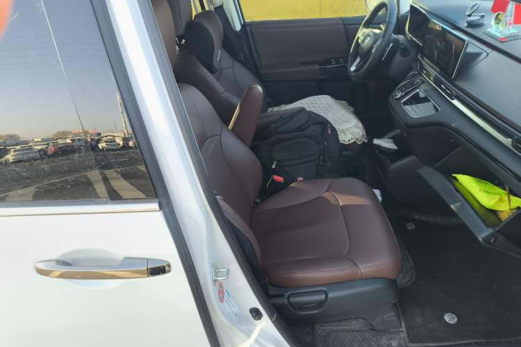 Used Honda Odyssey 2024 2.0L eHEV Sharp & Enjoy Edition Right Front Seat