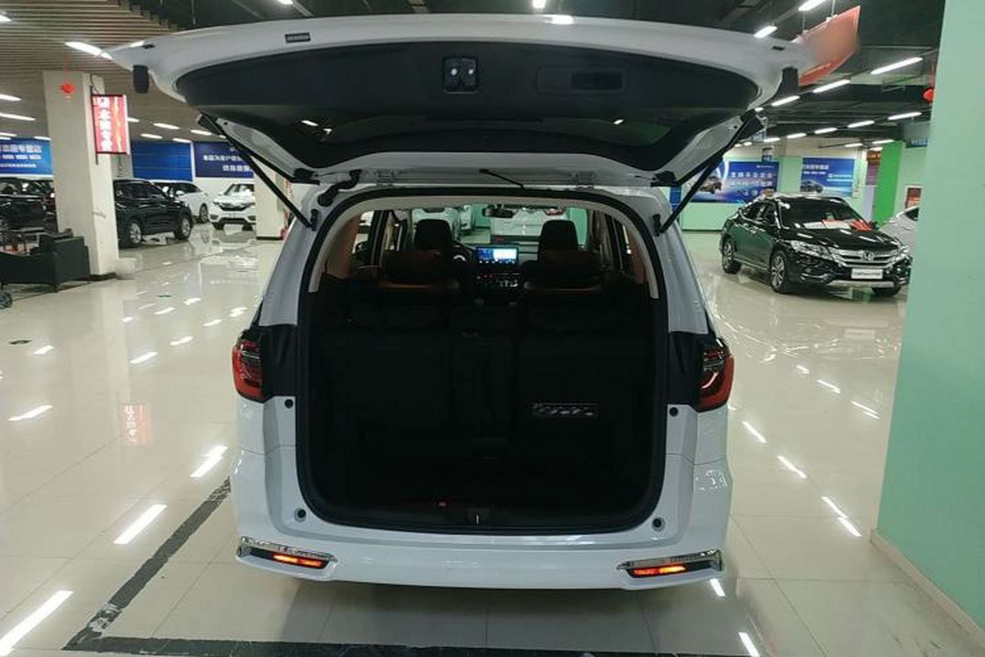 Used Honda Odyssey 2024 2.0L eHEV Sharp & Enjoy Edition Trunk
