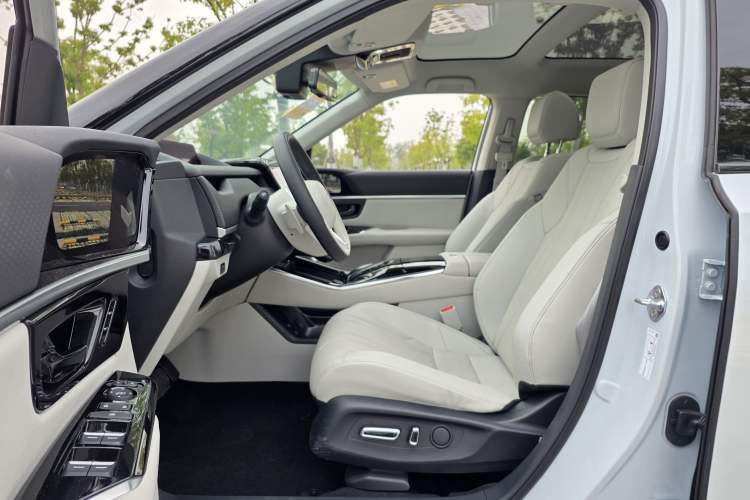 Used Honda P7 2025 Rear-Drive Long-Range Pro Interior 1