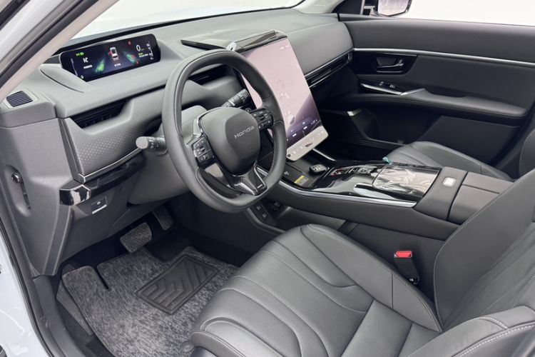 Used Honda P7 2025 Rear-Drive Long-Range Pro Interior 4