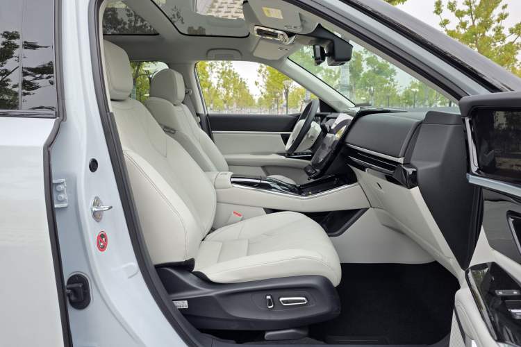 Used Honda P7 2025 Rear-Drive Long-Range Pro Interior 5