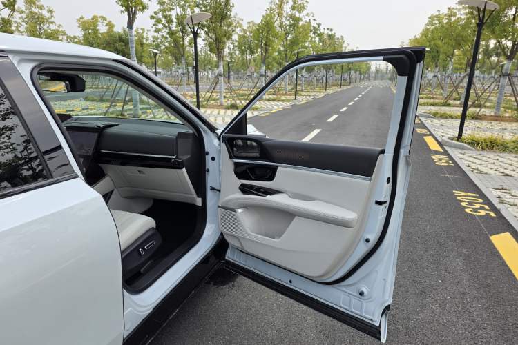 Used Honda P7 2025 Rear-Drive Long-Range Pro Interior 7