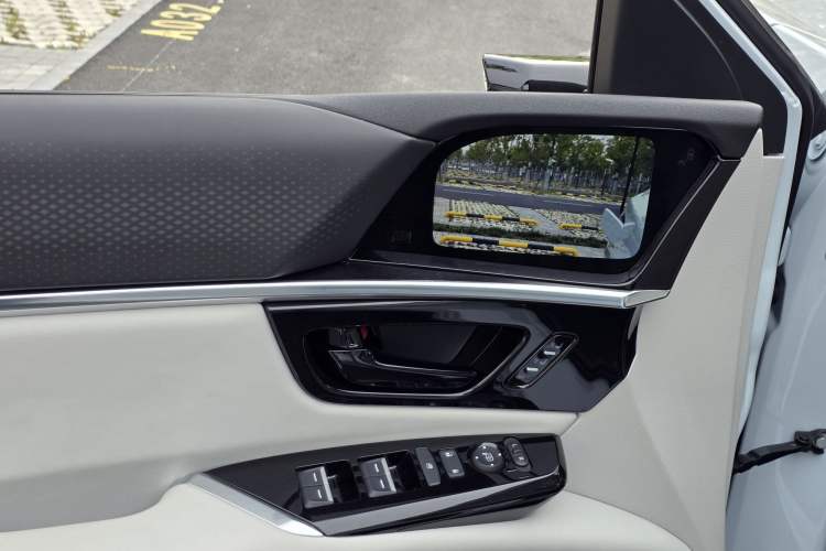 Used Honda P7 2025 Rear-Drive Long-Range Pro Interior 9
