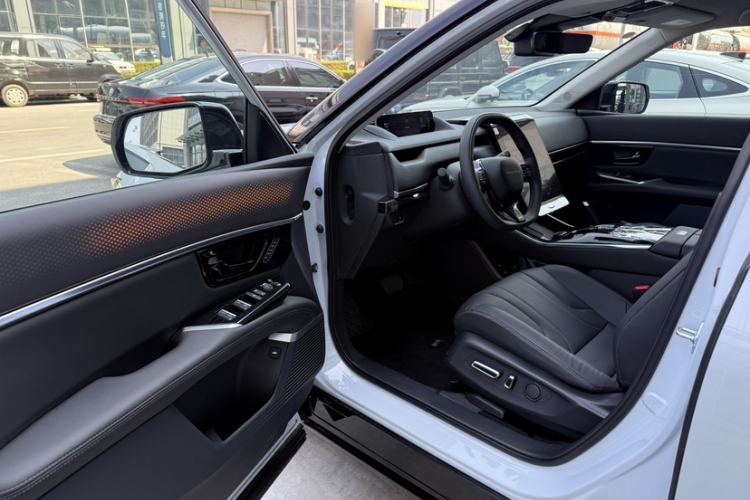Used Honda P7 2025 Rear-Drive Long-Range Pro Interior 9