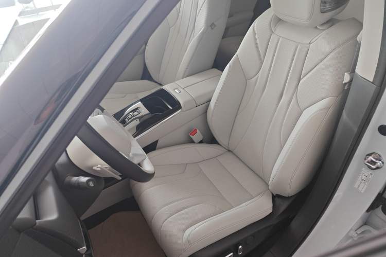 Used Honda P7 2025 Rear-Drive Long-Range Plus Left Front Seat
