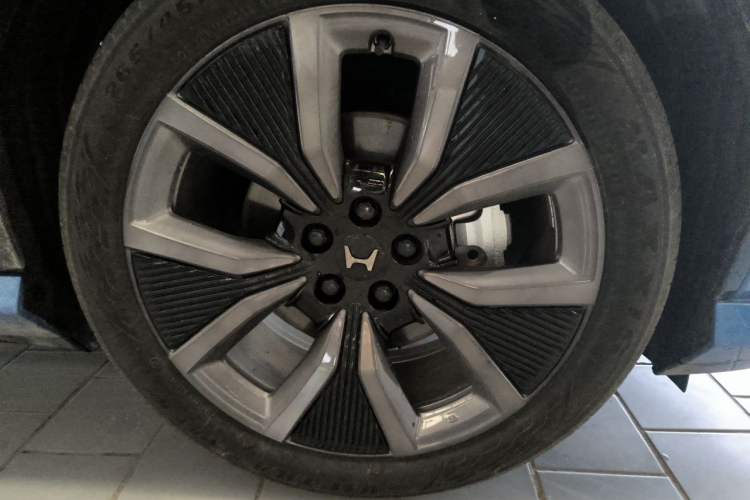 Used Honda S7 2025 Navigator Edition Right Front Wheel Hub