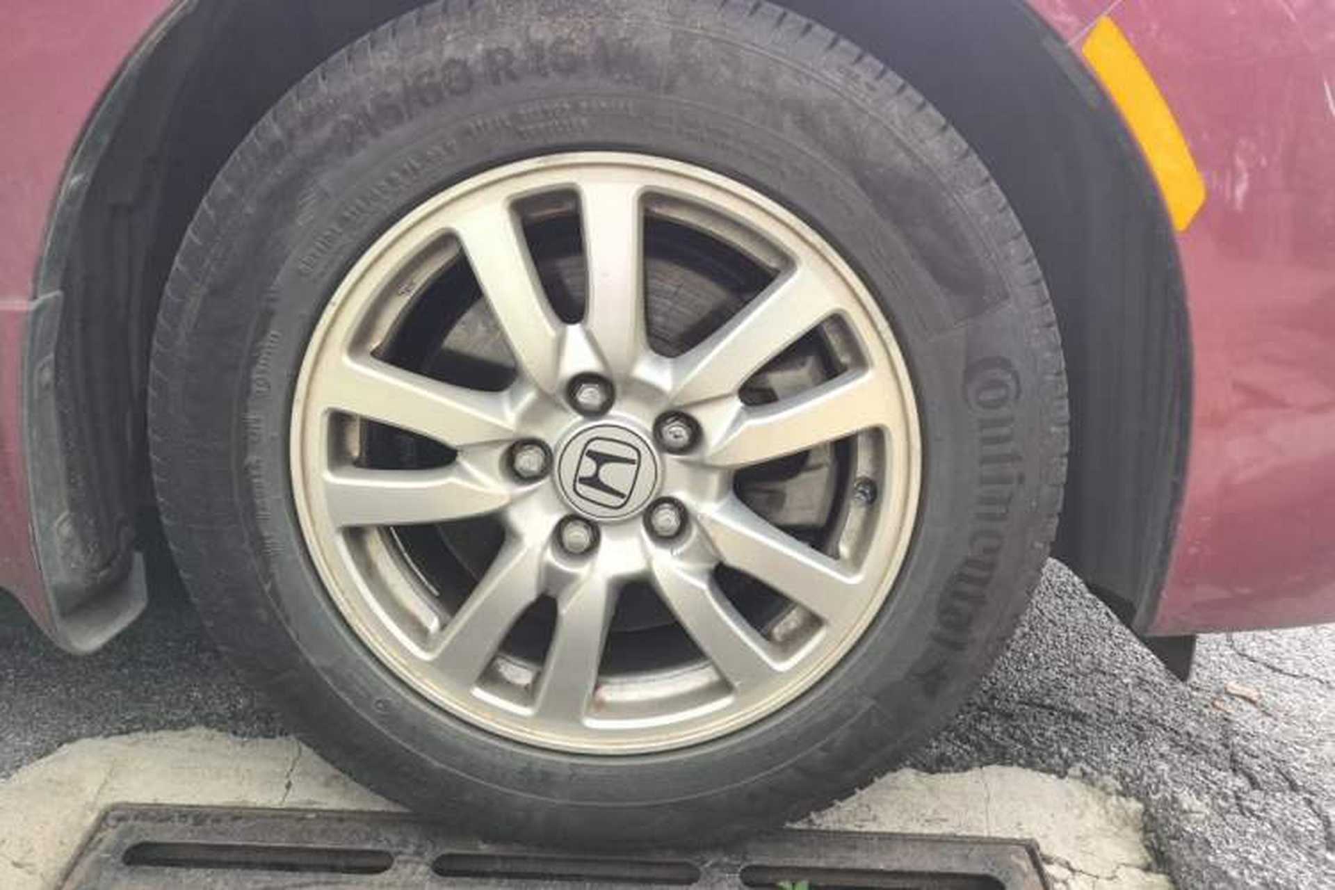 Used Honda Spirior 2013 2.0L Luxury Edition Right Front Wheel Hub
