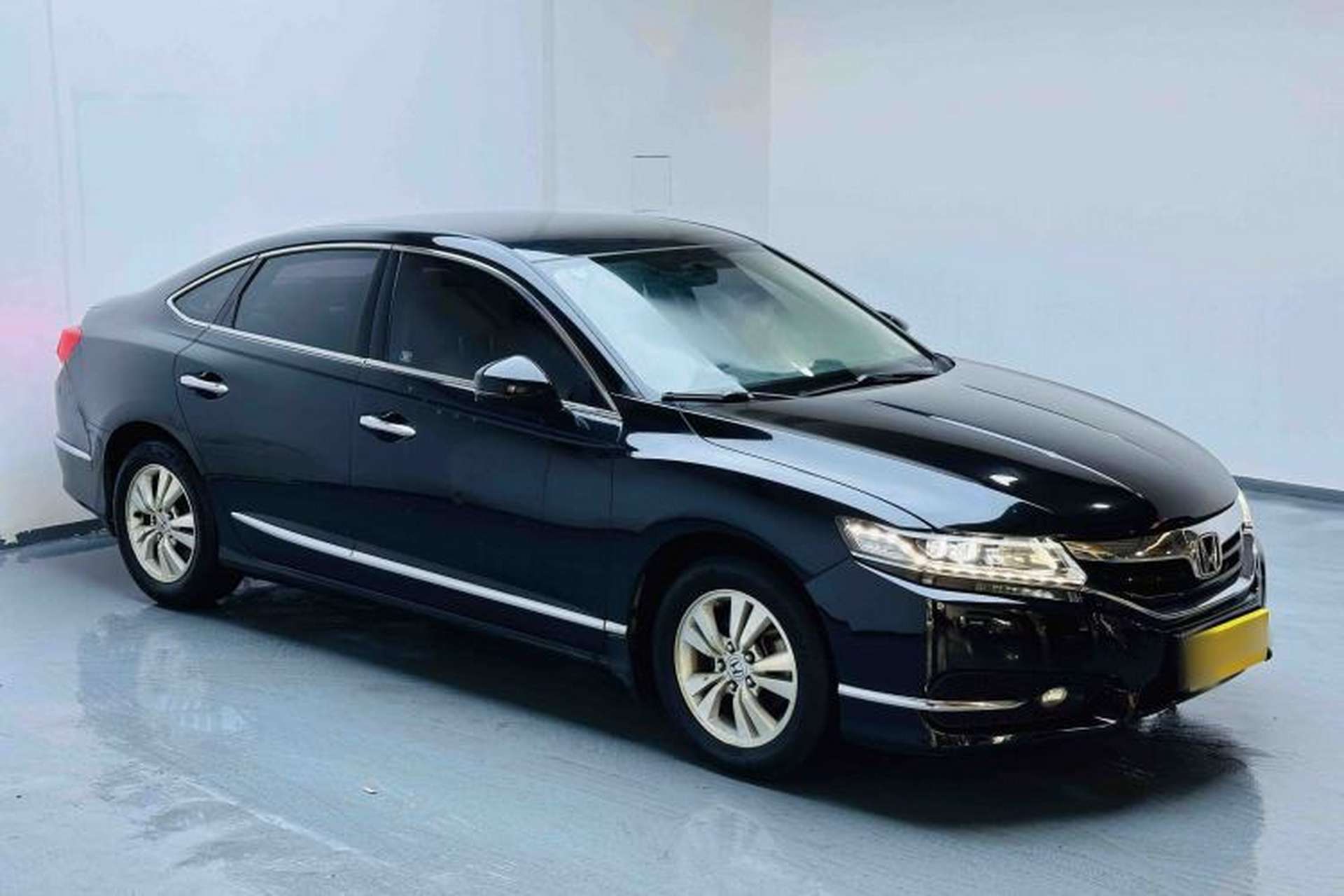 Used Honda Spirior 2015 2.0L Luxury Edition Front Right 45 Deg