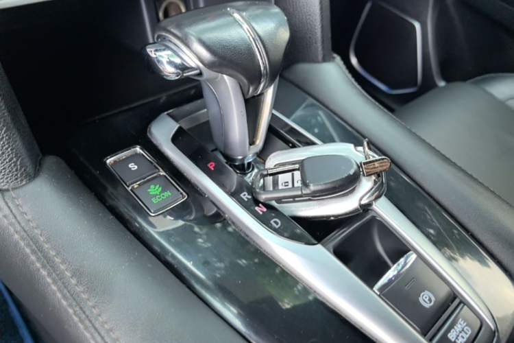 Used Honda UR-V 2017 240TURBO Two-Wheel Drive Luxury Edition China V Gear Lever