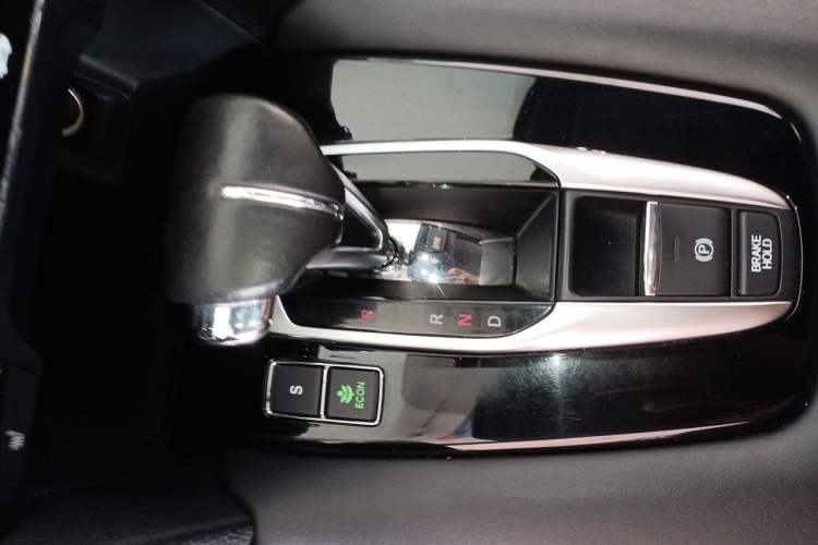 Used Honda UR-V 2017 240TURBO Two-Wheel Drive Luxury Edition China V Gear Lever