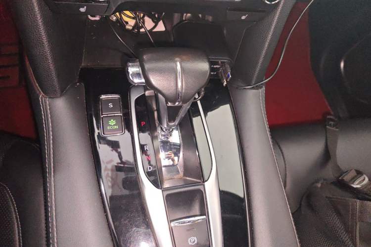 Used Honda UR-V 2017 240TURBO Two-Wheel Drive Luxury Edition China V Gear Lever